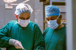 Read more about the article Claves para elegir a un cirujano plástico
